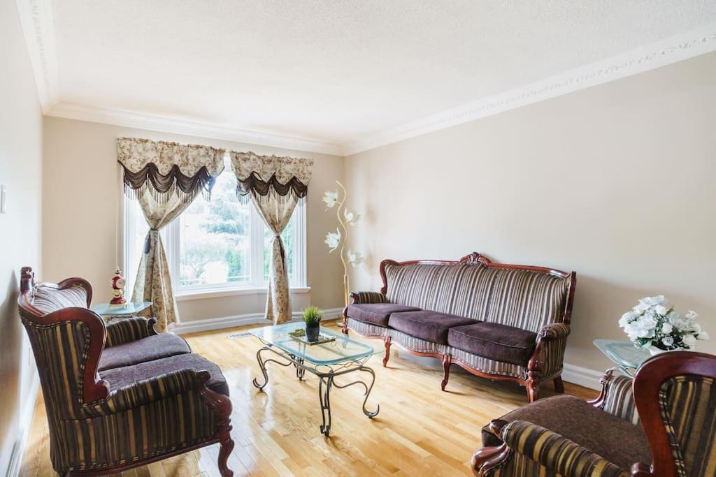 Beautiful Home 4 Bed, 3 Bath, Garage, Backyard! Μισισάουγκα Εξωτερικό φωτογραφία