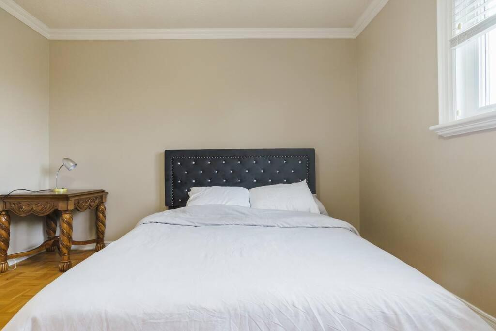 Beautiful Home 4 Bed, 3 Bath, Garage, Backyard! Μισισάουγκα Εξωτερικό φωτογραφία