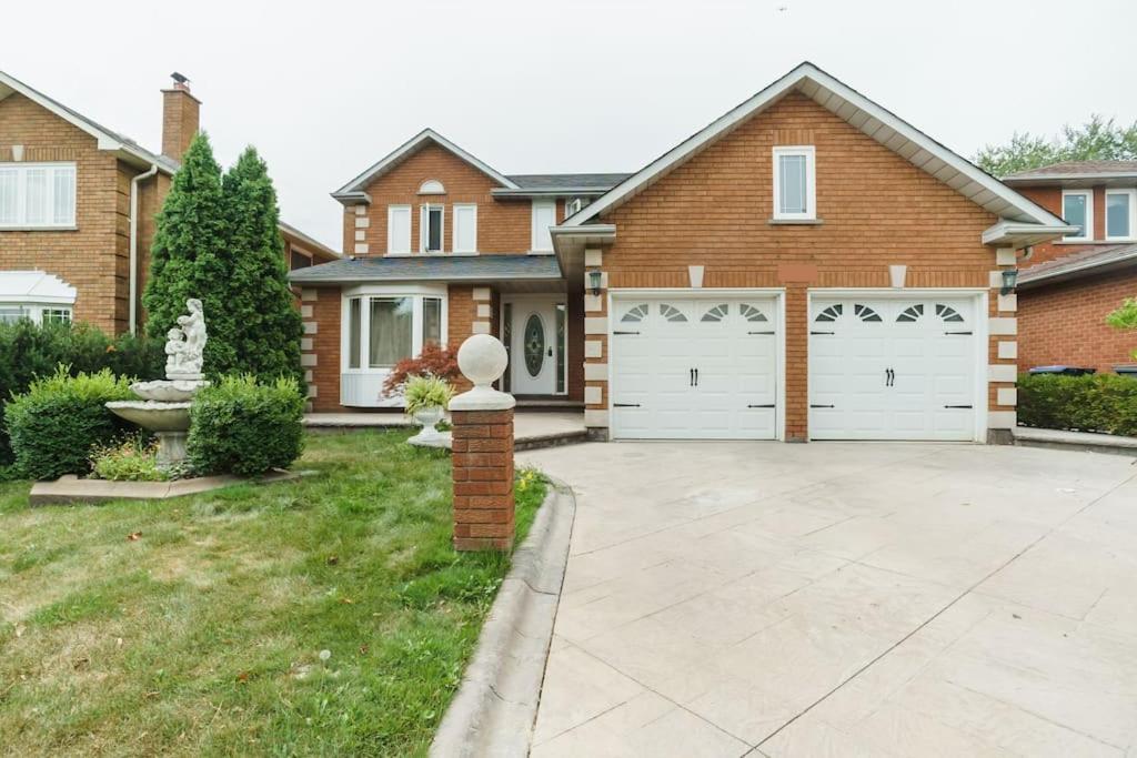 Beautiful Home 4 Bed, 3 Bath, Garage, Backyard! Μισισάουγκα Εξωτερικό φωτογραφία