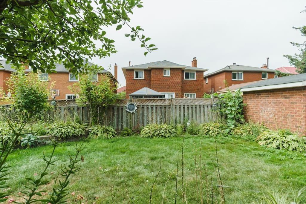 Beautiful Home 4 Bed, 3 Bath, Garage, Backyard! Μισισάουγκα Εξωτερικό φωτογραφία