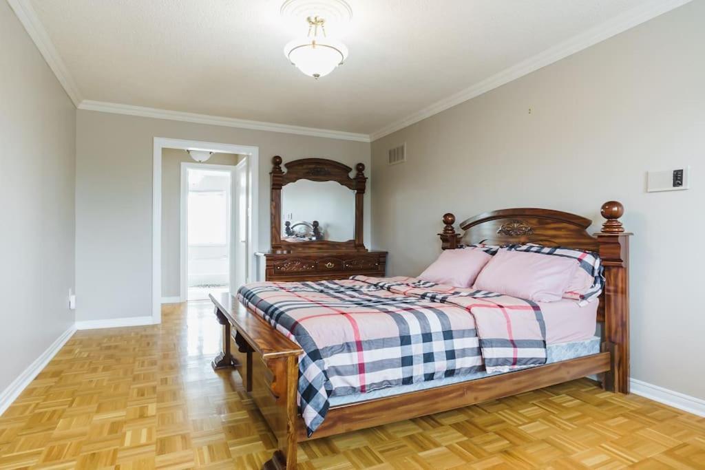 Beautiful Home 4 Bed, 3 Bath, Garage, Backyard! Μισισάουγκα Εξωτερικό φωτογραφία