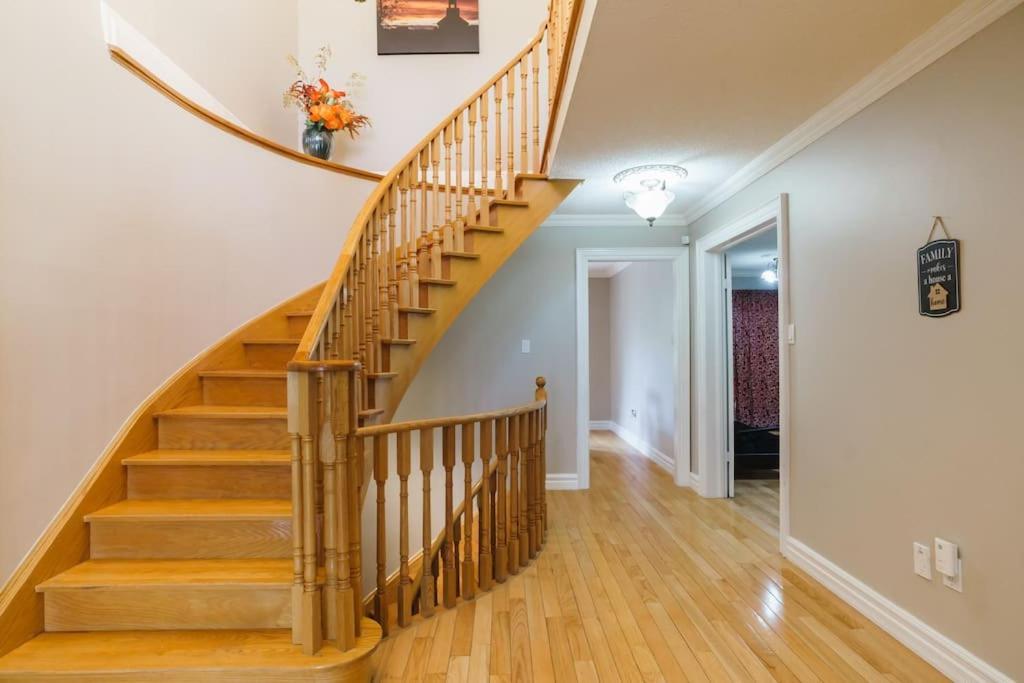 Beautiful Home 4 Bed, 3 Bath, Garage, Backyard! Μισισάουγκα Εξωτερικό φωτογραφία