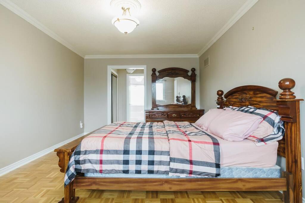 Beautiful Home 4 Bed, 3 Bath, Garage, Backyard! Μισισάουγκα Εξωτερικό φωτογραφία