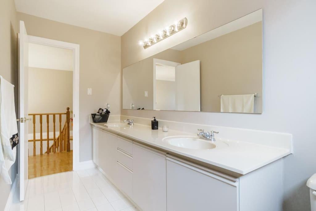 Beautiful Home 4 Bed, 3 Bath, Garage, Backyard! Μισισάουγκα Εξωτερικό φωτογραφία
