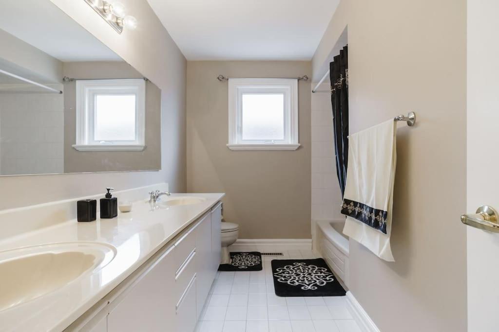 Beautiful Home 4 Bed, 3 Bath, Garage, Backyard! Μισισάουγκα Εξωτερικό φωτογραφία
